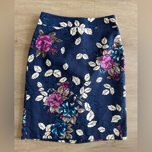 Ann Taylor Floral Lined Pencil Skirt
Side Zip Navy Blue Size 0